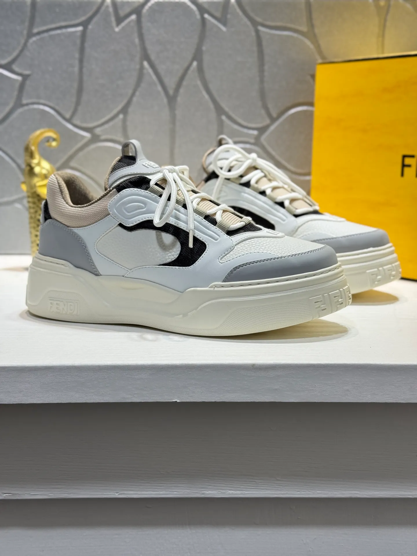 Men's men's shoes 💰560 [New style] 🦥🦥FENDI Fendi high version latest Force series calfskin FF mesh round toe thick sole low-top sports sneakers, these Force lace-up low-top shoes. Made of white full-grain leather and white and brown smooth leather. Padded. Brown FF jacquard and yellow technical fabric details. Lightweight and thick white sole with FF pattern details on the toe and heel ✔️Fabric: Imported first-layer cowhide breathable mesh ✔️Inner lining: Customized breathable mesh ✔️Sole: Open-molded rubber foam material ✔️Sole thickness: 7CM Size: #Men's 38-44 (45 is custom-made and cannot be returned or exchanged